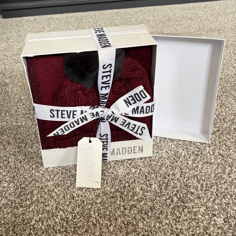 New With Tags in Box Steve Madden Beanie and Scarf Set!